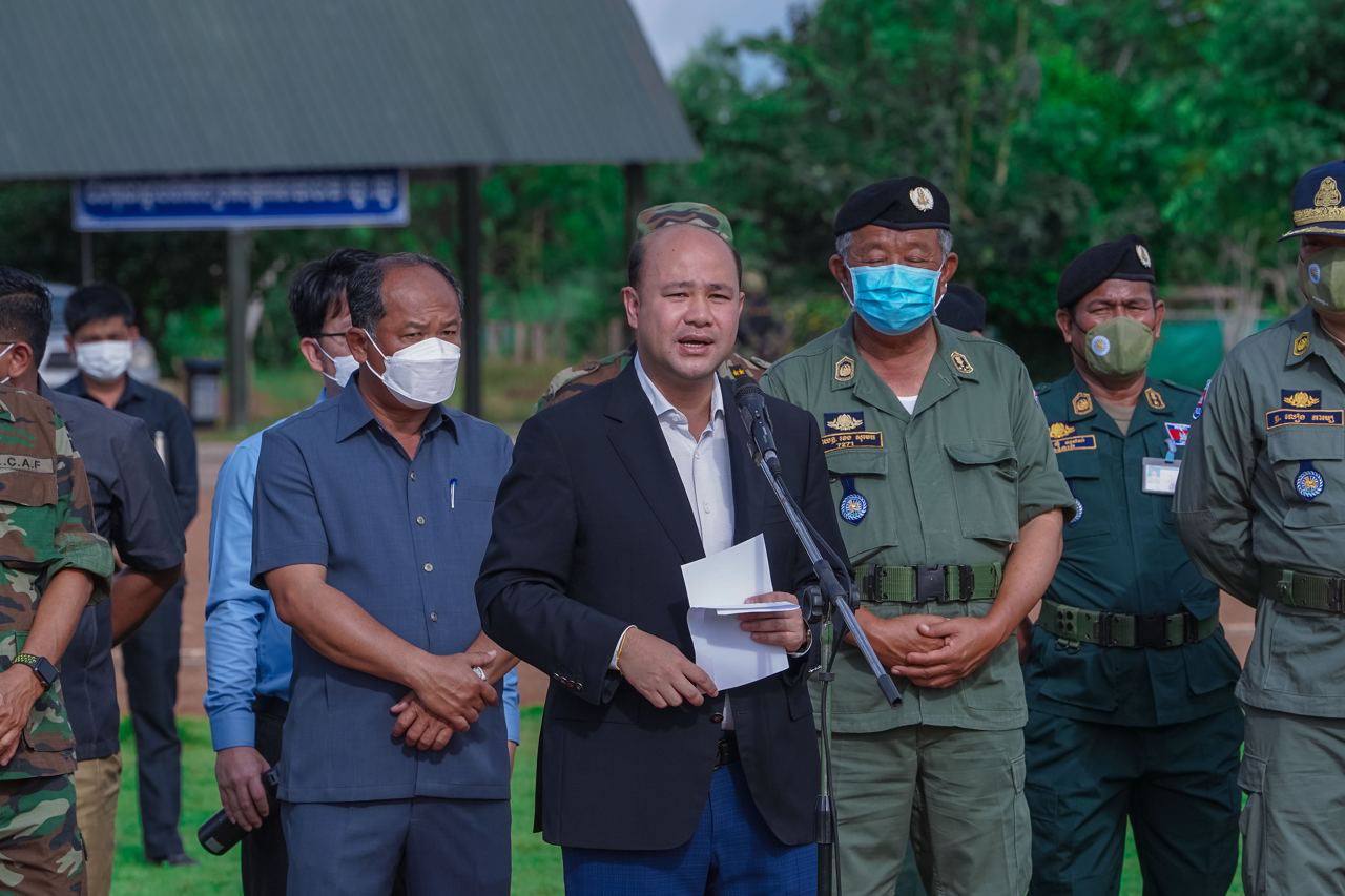 ឯកឧត្តម ហ៊ុន ម៉ានី នាំយកអាវវងាជាអំណោយ សម្តេចតេជោ និងសម្ភារៈ គ្រឿងឧបភោគបរិភោគ ប្រគល់ជូនដល់កងទ័ពនៅយោធភូមិភាគទី៥