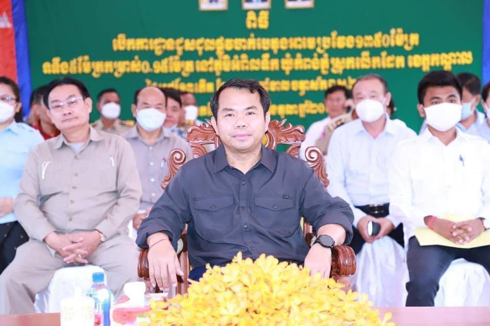 អភិបាលខេត្តកណ្ដាលអញ្ជើញបើកការដ្ឋានជួសជុលផ្លូវបេតុងនៅឃុំកំពង់ភ្នំ