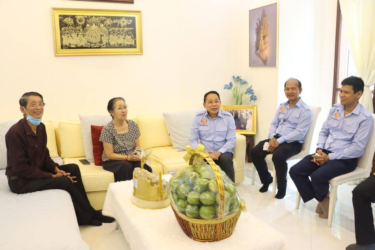 តំណាងដ៏ខ្ពង់ខ្ពស់ ឯកឧត្តមបណ្ឌិត ហ៊ុន ម៉ាណែត និងលោកជំទាវបណ្ឌិត ពេជ ចន្ទមុន្នី អញ្ជើញសួរសុខទុក្ខ លោកជំទាវ ច័ន្ទ ធី ដល់គេហដ្ឋាន