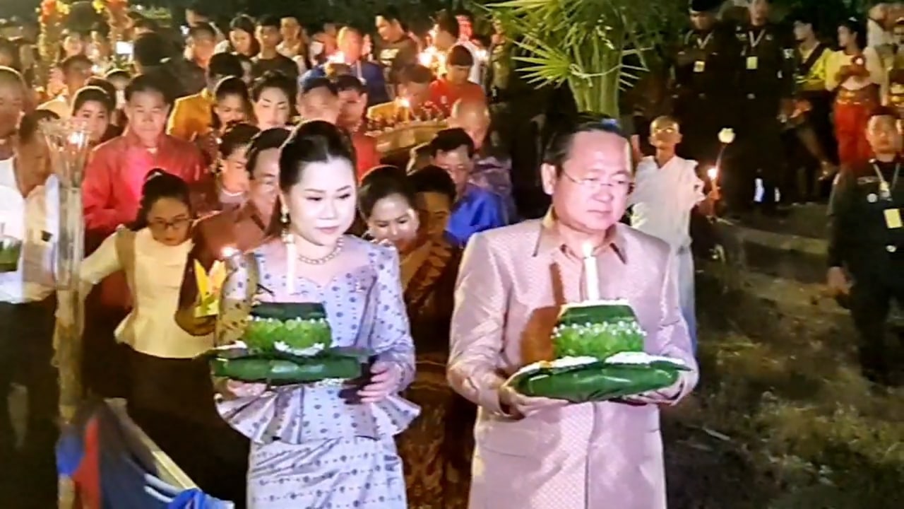 ប្រជាពលរដ្ឋរាប់សិបម៉ឺននាក់ បានមកចូលរួមទស្សនាកម្សាន្តសប្បាយ ក្នុងពិធីបើកការប្រណាំងទូក និងបណ្តែតប្រទីប ក្នុងថ្ងៃចេញព្រះវស្សា ដែលប្រារព្ធធ្វើនៅតាមបណ្តោយដងស្ទឹងសង្កែ ក្រុង-ខេត្តបាត់ដំបង
