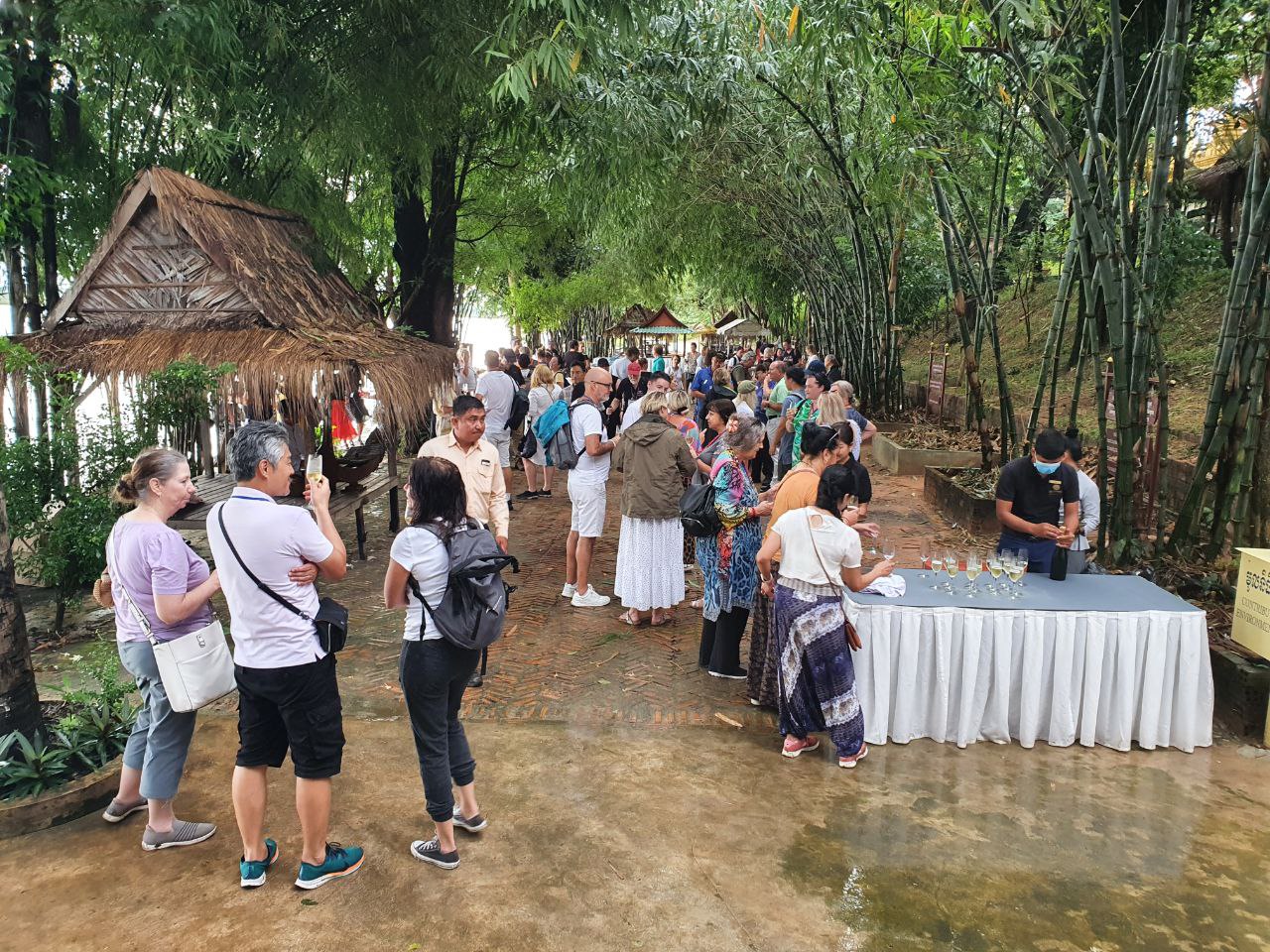 ទេសចរវត្តអារាមជាផលិតផលទេសចរណ៍មួយ ដែលភ្ញៀវទេសចរបរទេសមានការចាប់អារម្មណ៍ ក្រៅពីប្រាសាទបុរាណនានានៅក្នុងខេត្តសៀមរាប