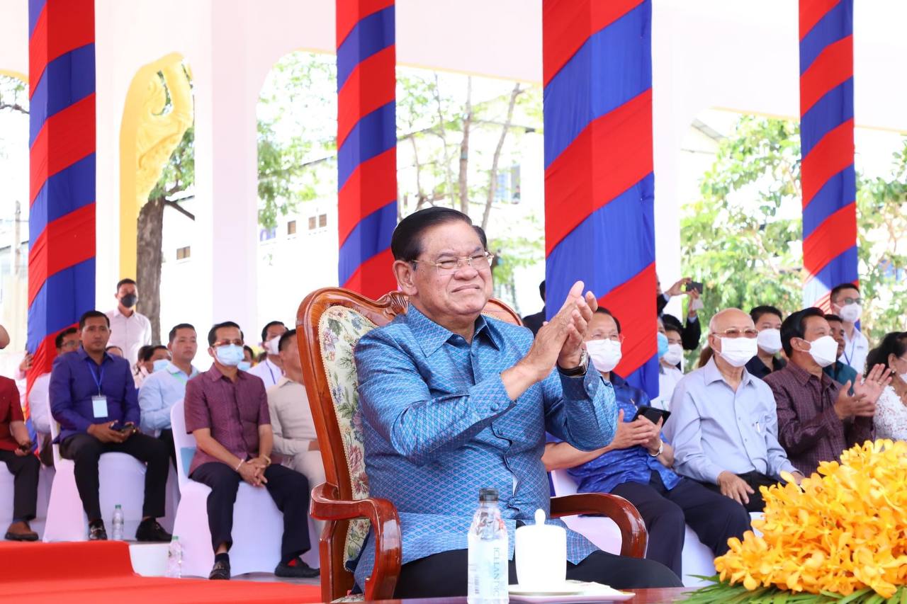 សម្ដេចក្រឡាហោម ស ខេង អញ្ជើញជាអធិបតីក្នុងពិធីប្រណាំងទូក បណ្ដែតប្រទីប អបអរបុណ្យចេញព្រះវស្សានៅខេត្តបាត់ដំបង