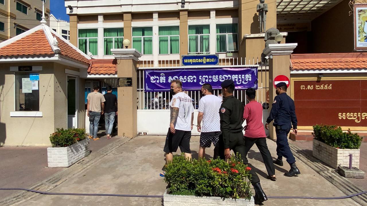 អាវុធហត្ថរាជធានីភ្នំពេញ បញ្ជូនខ្លួនជនសង្ស័យ ៥នាក់ ទៅតុលាការ ពាក់ព័ន្ធករណីបង្ខាំងមនុស្សដោយខុសច្បាប់ និងជំរិតទារប្រាក់