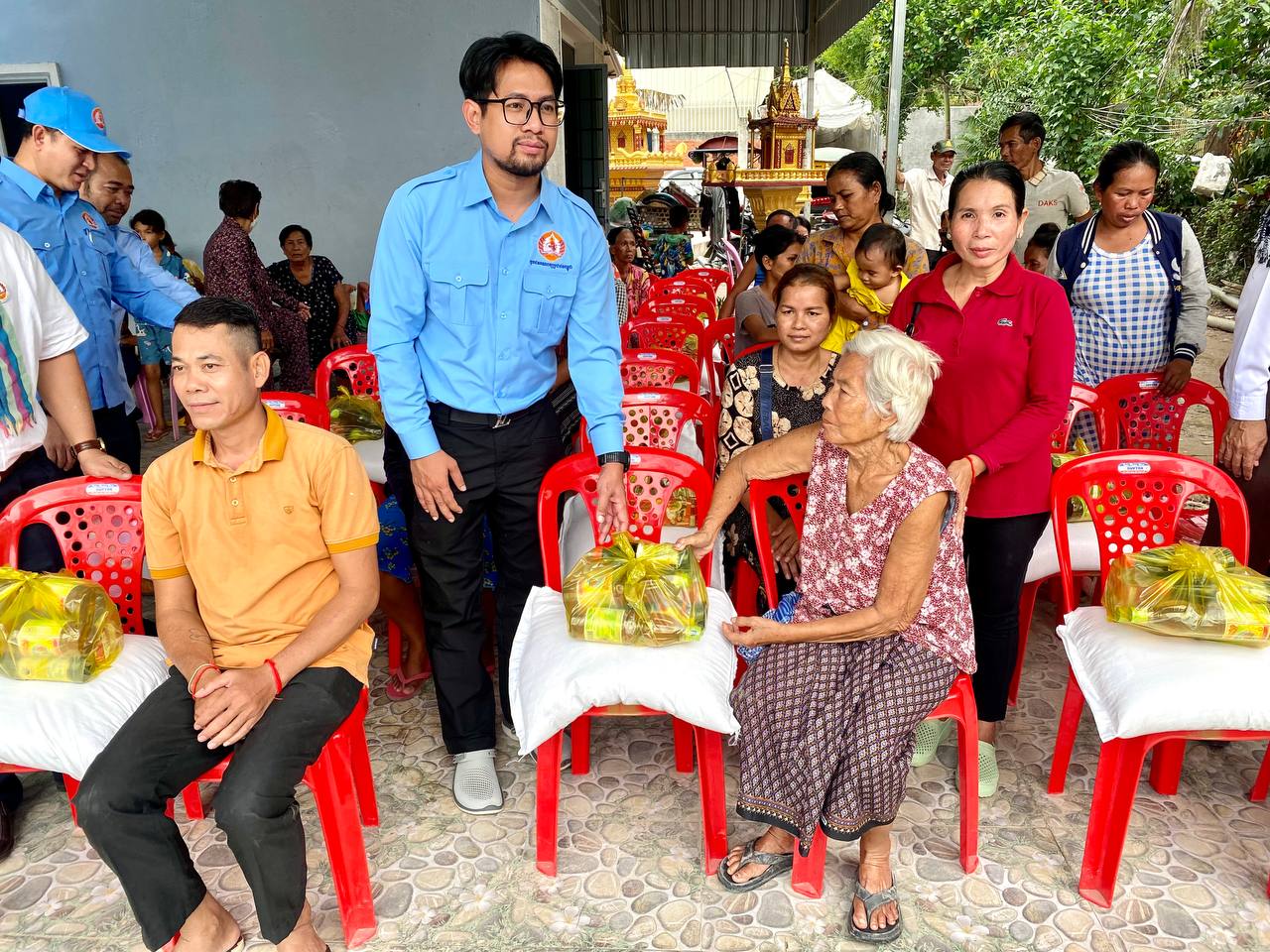 ក្រុមការងារគណបក្សប្រជាជនកម្ពុជា ចុះមូលដ្ឋានសង្កាត់តាក្ដុល ចែកអំណោយជូនដល់ពលរដ្ឋដែលកំពុងរងគ្រោះដោយទឹកជំនន់នៅក្នុងភូមិព្រែកកាត់ ២០គ្រួសារ និងភូមិតាក្ដុលត្បូង ៨គ្រួសារ