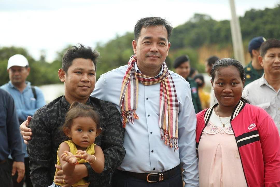 ស្រូវលិចទឹកទន្លេខូចជាង ៧០០ហិកតា ក្នុងឃុំចំនួន ៦របស់ស្រុកស្ទឹងត្រង់, អភិបាលខេត្តកំពង់ចាម និងមន្ត្រីជំនាញពាក់ព័ន្ធ ចុះពិនិត្យជាបន្ទាន់ដើម្បីរកដំណោះស្រាយ