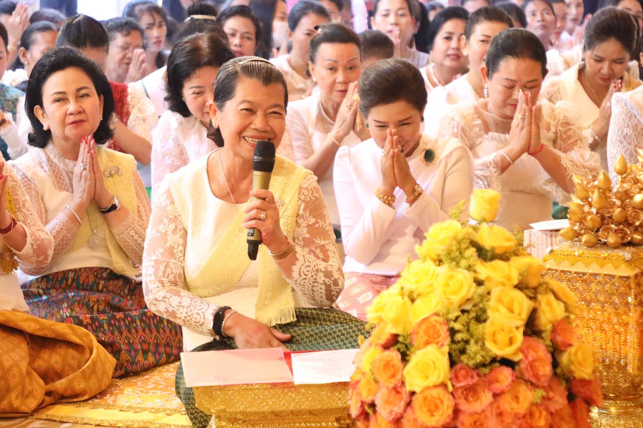 លោកជំទាវកិត្តិសង្គហបណ្ឌិត  ម៉ែន  សំអន  ដង្ហែរអង្គកឋិនទាន  ដើម្បីនាំយកបច្ច័យទៅជួសជុលដំបូលព្រះវិហារ នៅវត្តព្រះឥន្ទកោសីយ៍