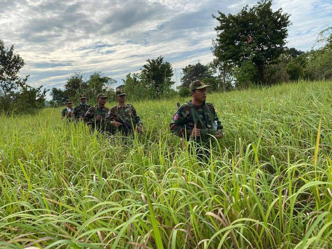 មេបញ្ជាការតំបន់ប្រតិបត្តិការសឹករងឧត្តរមានជ័យ ដាក់បទបញ្ជាដល់គ្រប់កងឯកភាពចំណុះ ឲ្យបន្តចុះយាមល្បាត និងត្រួតពិនិត្យក្នុងភូមិសាស្ត្រទទួលខុសត្រូវ ដើម្បីពង្រឹងលើកិច្ចការងារ ការពារបូរណភាពទឹកដី នៅតាមខ្សែបន្ទាត់ព្រំដែនកម្ពុជា-ថៃ !