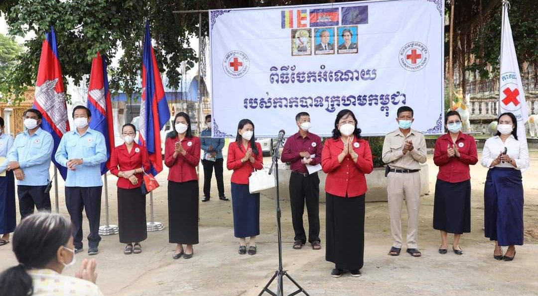 ប្រជាពលរដ្ឋ ១៥០គ្រួសារ ដែលរងផលប៉ះពាល់ពីទឹកស្ទឹងព្រែកត្នោត នៅក្នុងខណ្ឌដង្កោ ទទួលបានអំណោយមនុស្សធម៌ពីកាកបាទក្រហមកម្ពុជា