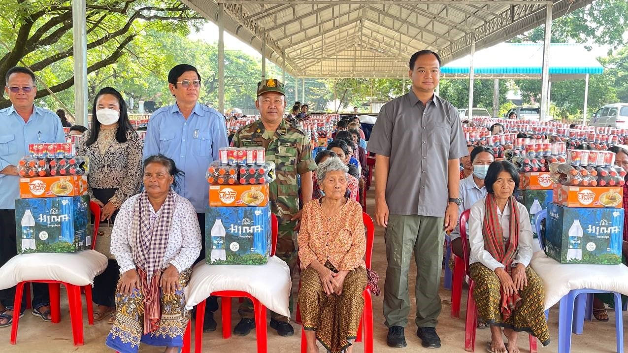 ប្រមុខរាជរដ្ឋាភិបាលកម្ពុជា បានផ្តល់អំណោយសង្គ្រោះបន្ទាន់ ដល់ប្រជាពលរដ្ឋជិត ២៥០គ្រួសារ ដែលរងគ្រោះ និងរងផលប៉ះពាល់ដោយសារជំនន់ទឹកភ្លៀង នៅក្នុងខេត្តព្រះវិហារ