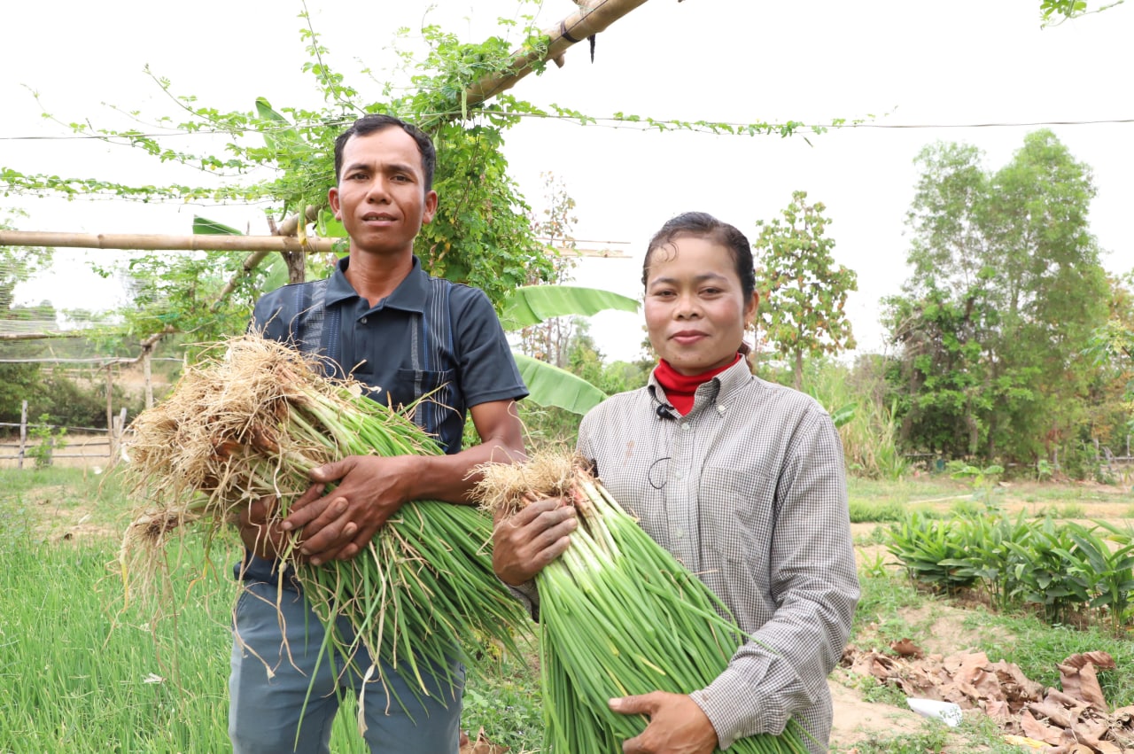 ការប្រើដីជុំវិញផ្ទះឱ្យអស់លទ្ធភាព បានធ្វើឱ្យកសិករពីររូបកាត់បន្ថយចំណាយលើការទិញបន្លែ ត្រីសាច់ ពីទីផ្សារ