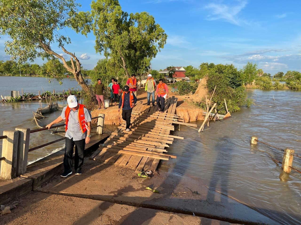 រដ្ឋលេខាធិការក្រសួងអភិវឌ្ឍន៍ជនបទ ចុះពិនិត្យផ្លូវដែលរងការខូចខាតដោយសារទឹកជំនន់ទឹកភ្លៀង នៅក្នុងភូមិសាស្ត្រខេត្តកំពង់ធំ