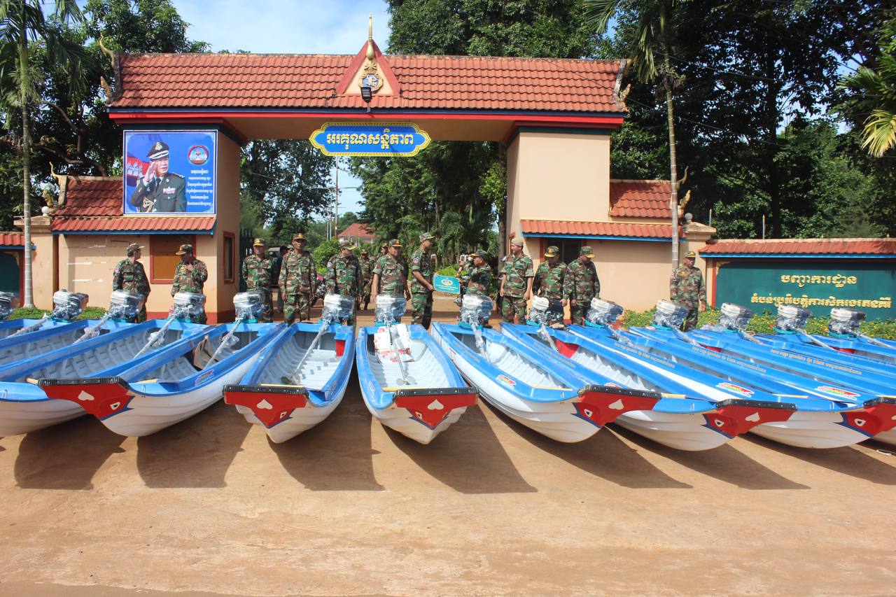 មេបញ្ជាការកងទ័ពជើងគោក ផ្តល់ទូក ម៉ាស៊ីនទូក ជូនតំបន់ប្រតិបត្តិការសឹករងរតនគីរីសម្រាប់បម្រើដល់ប្រជាពលរដ្ឋកំពុងរងផលប៉ះពាល់ដោយជំនន់ទឹកភ្លៀង
