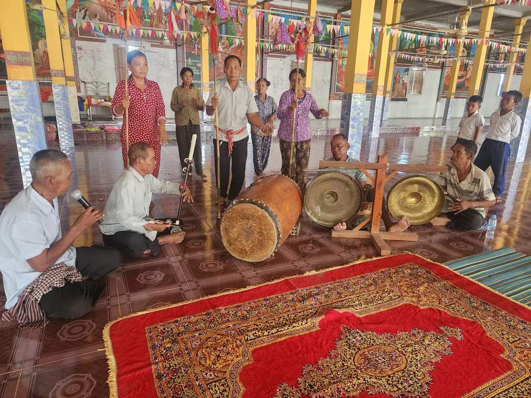 របាំគងស្គរគឺជារបាំតាំងពីបុរាណកាលរបស់អ្នកភូមិឯលិច ឃុំច្រណូក ស្រុកកំពង់លែង ខេត្តកំពង់ឆ្នាំង