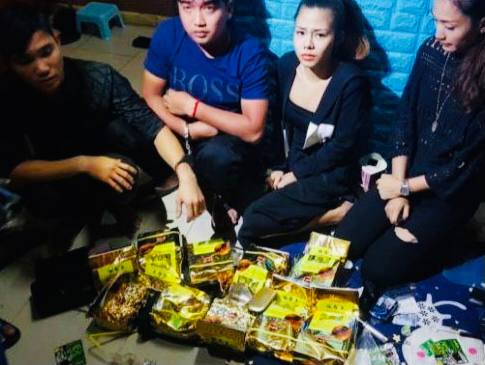 មនុស្សប្រុសស្រី ជនជាតិវៀតណាម ៤នាក់ ត្រូវជាប់ពន្ធនាគារ ក្នុងម្នាក់ៗពី ៣០ឆ្នាំ ទៅមួយជីវិត ពាក់ព័ន្ធនឹងការផលិត ដឹកជញ្ជូនជួញដូរគ្រឿងញៀន ជិត ១០០គីឡូក្រាម