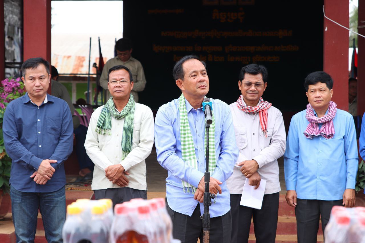 សម្ដេចតេជោ ហ៊ុន សែន បានផ្ដល់ស្បៀងជូនប្រជាពលរដ្ឋ ដែលរងគ្រោះដោយសារទឹកជំនន់ ៤៥០គ្រួសារ នៅក្នុងស្រុកកំពង់ស្វាយ ខេត្តកំពង់ធំ