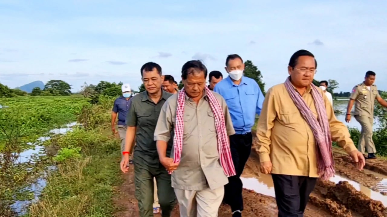អភិបាលខេត្តបាត់ដំបងណែនាំដល់មន្ទីរជំនាញ យកចិត្តទុកដាក់ ពីច្រាំងទំនប់កំពីងពួយ ដែលរងការបាក់ដីមាត់ច្រាំង ទំនប់ច្រើនកន្លែង