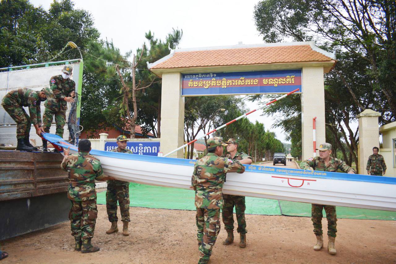 មេបញ្ជាការកងទ័ពជើងគោក ផ្តល់ទូក និងម៉ាស៊ីនទូក ជូនតំបន់ប្រតិបត្តិការសឹករងមណ្ឌលគិរី សម្រាប់ការងារ សកម្មភាពក្នុងបេសកកម្មផ្សេងៗ