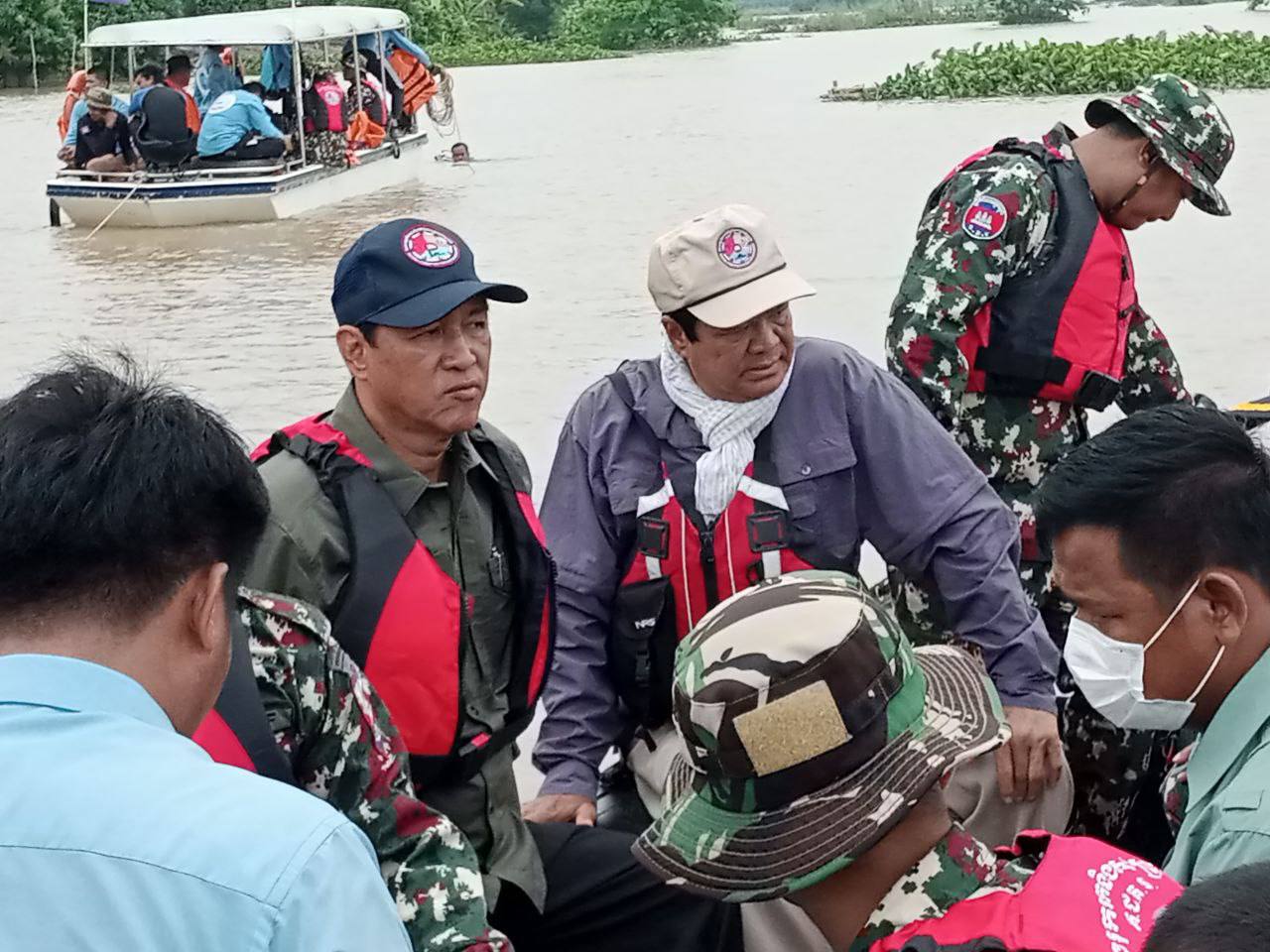 កម្លាំងបញ្ជាការដ្ឋានទ័ពពិសេស កងទ័ពជើងគោក ចុះជួយស្វែងរកសពសិស្សសាលា ករណីលិចទូកដរនៅស្រុកលើកដែក ខេត្តកណ្ដាល