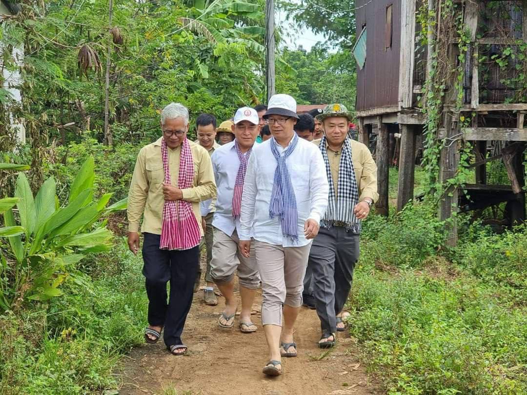 ឯកឧត្តម អ៊ាង សុផល្លែត ចុះត្រួតពិនិត្យដោយផ្ទាល់ លើស្ថានភាពទឹកជំនន់ ប៉ះពាល់ផលដំណាំ ក្នុងស្រុកអូររាំងឪ ខេត្តត្បូងឃ្មុំ