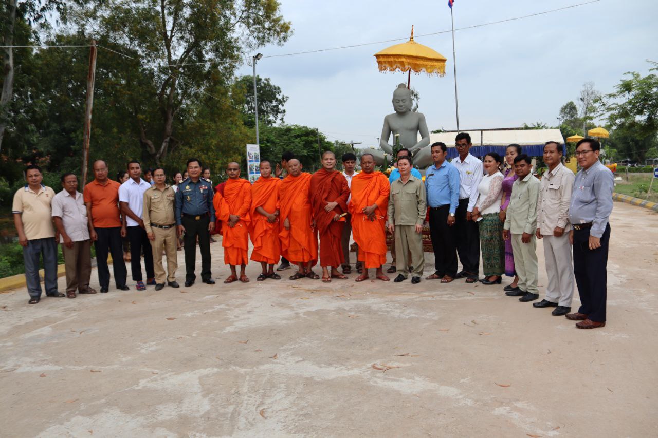 ពិធីអភិសេកឆ្លងសមិទ្ធផលរូបសំណាកព្រះបាទជ័យវរ្ម័នទី៧,សម្ដេចសង្ឃ ជួន ណាត និងអ្នកភិរម្យភាសាអ៊ូ ហៅង៉ុយនៅវិទ្យាល័យប៊ុន រ៉ានី ហ៊ុន សែន ចន្ទ្រា ដែលចំណាយការសាងសង់អស់ជាង ១ ម៉ឺនដុល្លារ ជាអំណោយរបស់សប្បុរសជន