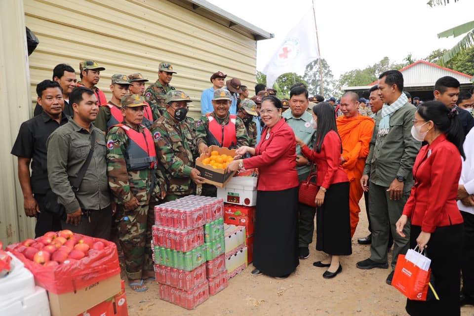 សម្តេចកិត្តិព្រឹទ្ធបណ្ឌិត ប៊ុន រ៉ានី ហ៊ុនសែន ឧបត្ថម្ភផ្លែឈើ និងភេសជ្ជៈ ដល់កងកម្លាំងបន្ទាប់ពីបានបិទបញ្ចប់ប្រតិបត្តិការស្វែងរកជនរងគ្រោះ (លិចទូកដរទទឹង) នៅស្រុកលើកដែក ខេត្តកណ្តាល