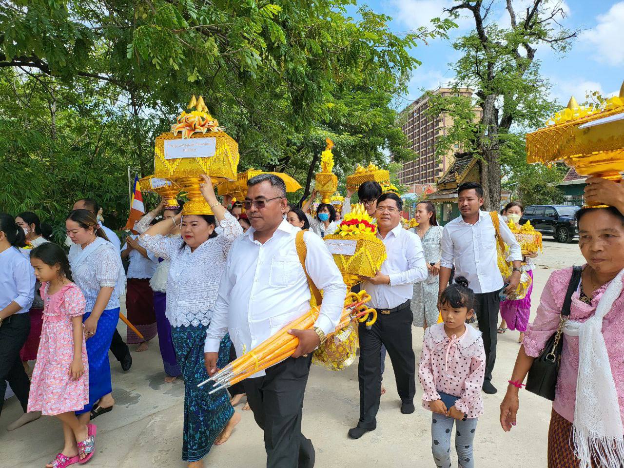 លោក ឃិត ឈឿន ផ្ដើមអង្គកឋិទាន ដង្ហែរវេរប្រគេនព្រះសង្ឈ គង់នៅវត្តតាំងកសាងខាងជើង