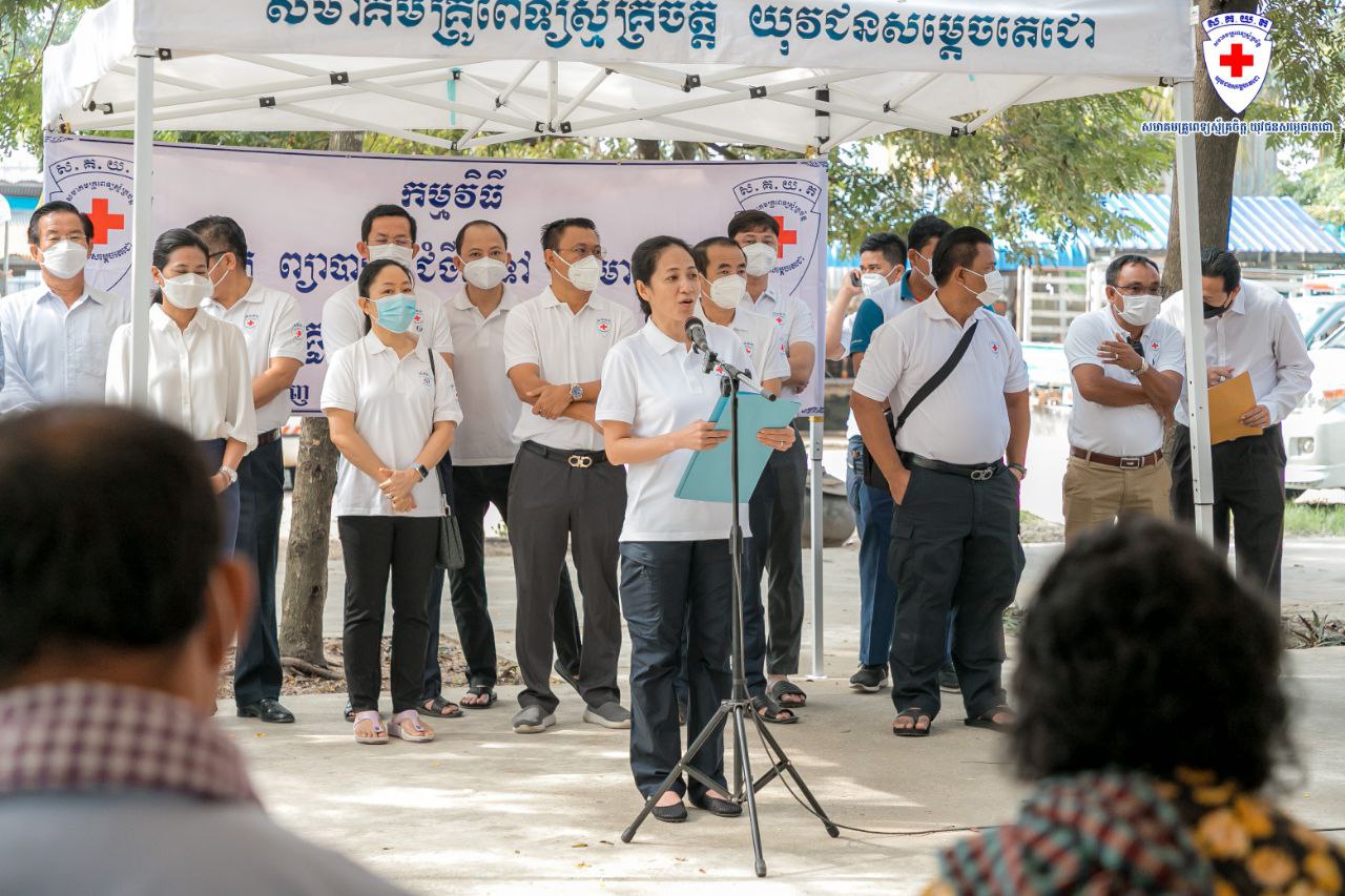 លោកជំទាវបណ្ឌិត ពេជ ចន្ទមុន្នីដឹកនាំសមាគមTYDA ចុះពិនិត្យព្យាបាលជំងឺទូទៅ និងជំងឺមាត់ធ្មេញ ជូនដល់ប្រជាជនក្នុងសហគមន៍ក្រីក្រនៅក្នុងតំបន់ទួលសំបូរ សង្កាត់ព្រៃវែង ខណ្ឌដង្កោរ