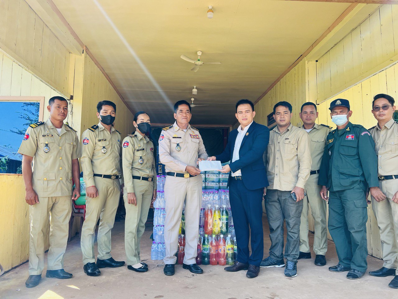ស្ថាប័នអយ្យការ នៃសាលាដំបូងខេត្តព្រះវិហារ បាននាំយកថវិកា ១លានរៀល ភេសជ្ជៈជាច្រើនមុខ រួមទាំងសម្ភារៈពេទ្យ ទៅឧបត្ថម្ភដល់ អធិការដ្ឋាននគរបាលស្រុកគូលែន !