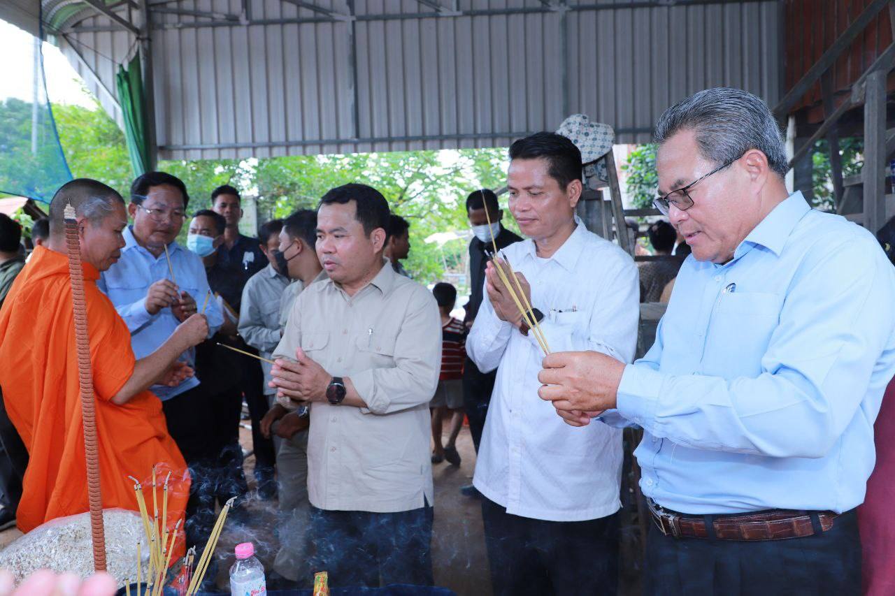 ថ្នាក់ដឹកនាំខេត្តកណ្ដាលនាំយកថវិកា និងសម្ភារ ចូលរួមរំលែកទុក្ខជាមួយគ្រួសារសព ក្មេងប្រុស ស្រី ចំនួន ១១នាក់ ដែលបានទទួលមរណភាព ដោយលិចទូកដ ក្នុងភូមិកោះចំរើន ឃុំកំពង់ភ្នំ ស្រុកលើកដែក ខេត្តកណ្តាល