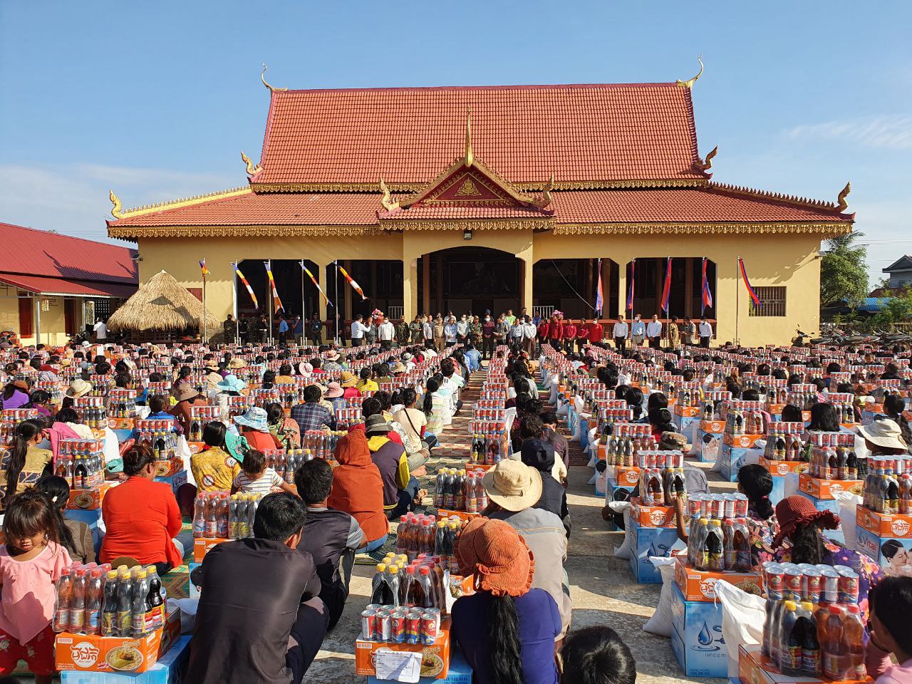 បងប្អូនប្រជាពលរដ្ឋដែលរងគ្រោះដោយសារទឹកជំនន់នៅស្រុកក្រឡាញ់ និងស្រុកស្រីស្នំចំនួន ៣,៤៥៤គ្រួសារ បានទទួលអំណោយពីរាជរដ្ឋាភិបាល