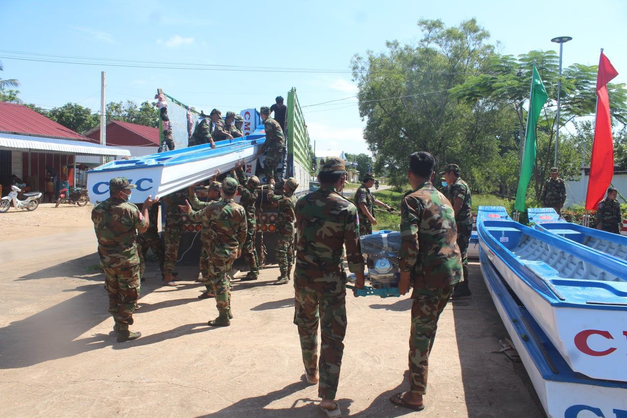 មេបញ្ជាការកងទ័ពជើងគោក ផ្តល់ទូកនិងម៉ាស៊ីន ១៦គ្រឿង ដល់បញ្ជាការដ្ឋានតំបន់ប្រតិបត្តិការសឹករងស្ទឹងត្រែង