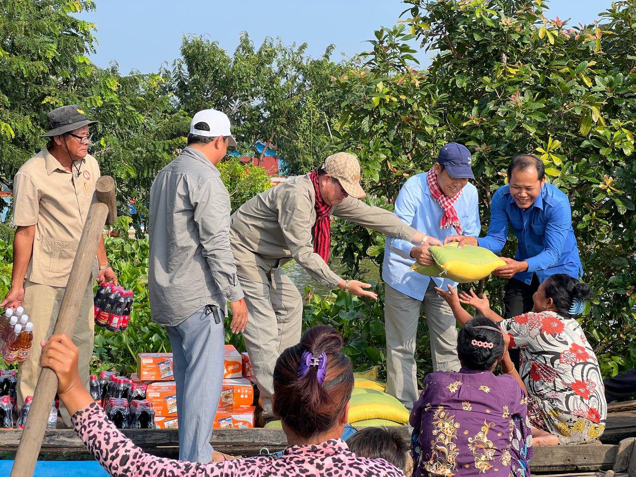 ឯកឧត្ដម អុិត សុធា ព្រះរាជអាជ្ញាខេត្តកំពង់ឆ្នាំងរួមនិងក្រុមការងារ អញ្ជេីញចុះសួរសុខទុក្ខ និងនាំយកអំណោយចែកជូនប្រជាលរដ្ឋរងគ្រោះដោយជំនន់ទឹកទន្លេក្នុងភូមិដំណាក់រាជ
