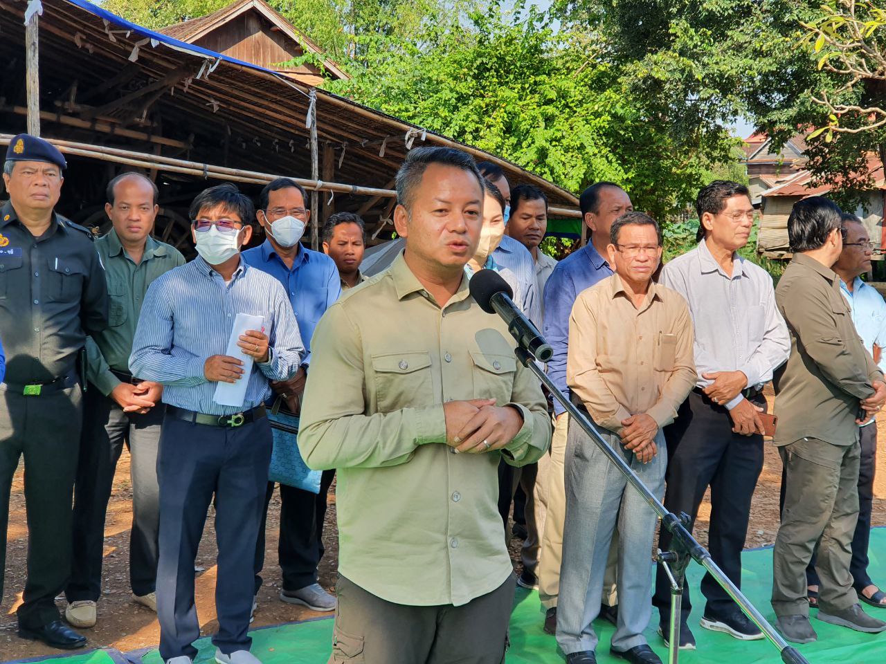 ពលរដ្ឋជាង ២០០០គ្រួសារដែលរងផលប៉ះពាល់ដោយទឹកជំនន់នៅស្រុកជីក្រែង ទទួលបានស្បៀងពីរាជរដ្ឋាភិបាល