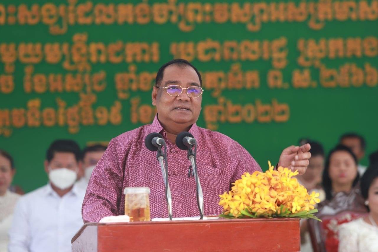 មេបញ្ជាការ បញ្ជាការដ្ឋានអង្គរក្ស បានថ្លែងនូវការថ្កោលទោស និងប្រឆាំងដាច់ខាត ចំពោះសម្ដីរបស់ទណ្ឌិត សម រង្ស៊ី ថា ជាមេក្រុមឧទ្ទាម ពូជក្បត់ជាតិ៣ជំនាន់ ប្រឆាំងរាជរដ្ឋាភិបាលស្របច្បាប់