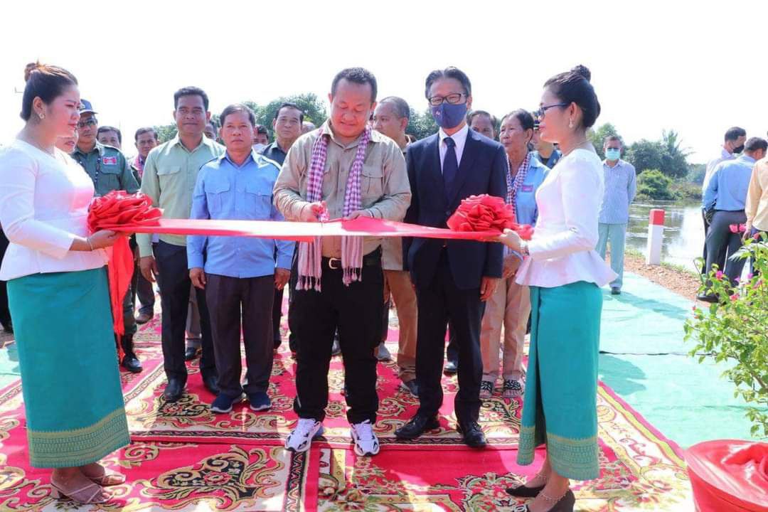 ផ្លូវមួយខ្សែ ស្ថិតនៅក្នុងភូមិ អន្ទង់ស ឃុំពងទឹក ស្រុកដំណាក់ ចង្អើរ ខេត្តកែប ត្រូវបានសម្ភោធ ដាក់ឱ្យប្រើប្រាស់ជាផ្លូវការហើយ