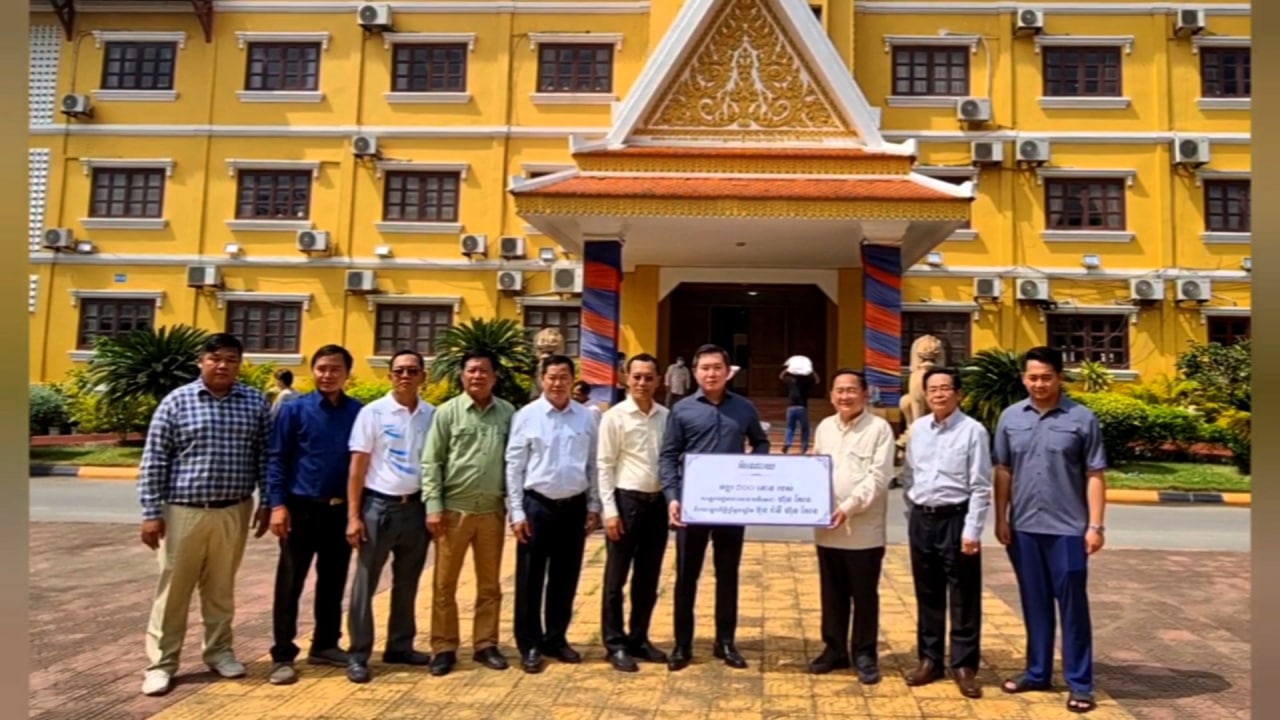 រដ្ឋបាលខេត្តបាត់ដំបង ទទួលអង្ករ ចំនួន ៣០០តោនបន្ថែមទៀត និងថវិកា ចំនួន ២០ម៉ឺនដុល្លារជាអំណោយ សម្តេចតេជោ ហ៊ុនសែន តាមរយៈក្រុមការងាររបស់សម្តេចដោយផ្ទាល់