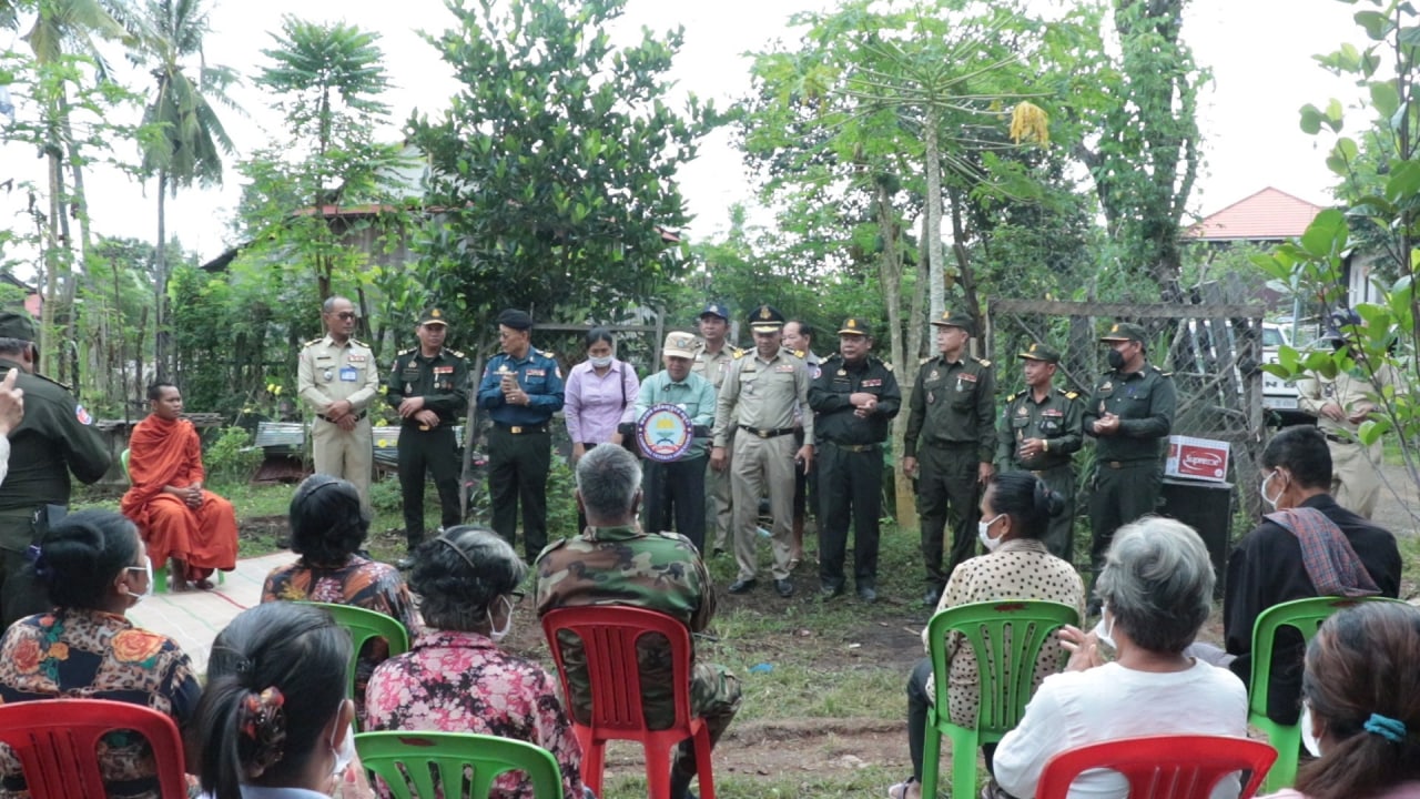 ខ្នងផ្ទះទី២១៨ អំណោយដ៏ថ្លៃថ្លារបស់សម្ដេចតេជោ ហ៊ុន សែន និងសម្តេចកិត្តិព្រឹទ្ធបណ្ឌិត ត្រូវបានប្រគល់ជូន អតីតយុទ្ធជនពិការស្រុកបារាយណ៍