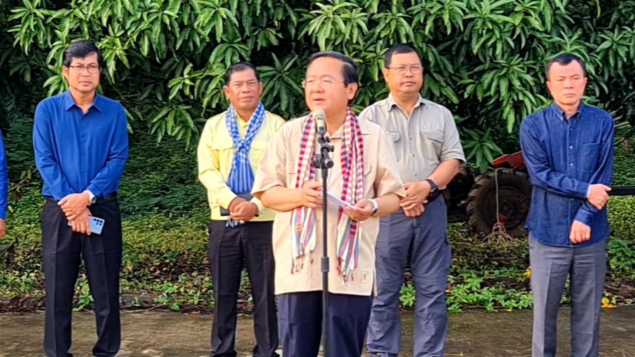 អភិបាលខេត្តបាត់ដំបង៖ នាំយកនូវស្បៀងសង្គ្រោះបន្ទាន់ ដែលជាអំណោយ របស់សម្ដេចតេជោ ហ៊ុន សែន ជូនពលរដ្ឋ រងផលប៉ះពាល់និងរងគ្រោះដោយជំនន់ទឹកភ្លៀងចំនួន ១៥០០គ្រួសារ ក្នុងស្រុកឯកភ្នំ