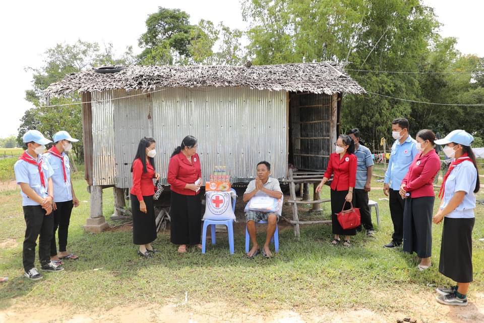 ចាស់ឥតទីពឹង និងស្ត្រីមេម៉ាយ ៣០គ្រួសារ រស់នៅឃុំចំនួន២ នៃស្រុកមេសាង ខេត្តព្រៃវែង ទទួលបានអំណោយមនុស្សធម៌ពីកាកបាទក្រហមកម្ពុជា