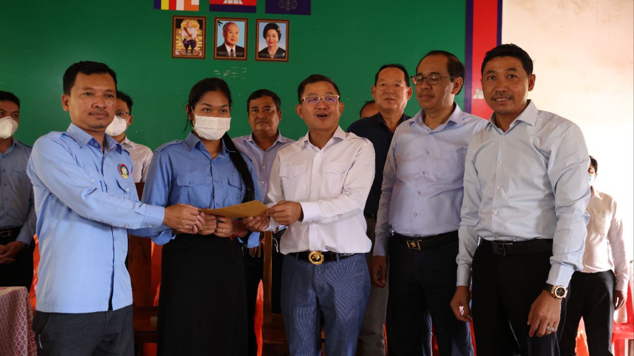 ក្រុមការងារចុះមូលដ្ឋានស្រុកល្វាឯម បន្តផ្តល់ថវិកា លើកទឹកចិត្ត លោកគ្រូអ្នកគ្រូ សម្រាប់បំប៉នការសិក្សាដល់សិស្ស ដើម្បីត្រៀមលក្ខណៈប្រឡងសញ្ញាបត្រទុតិយភូមិ