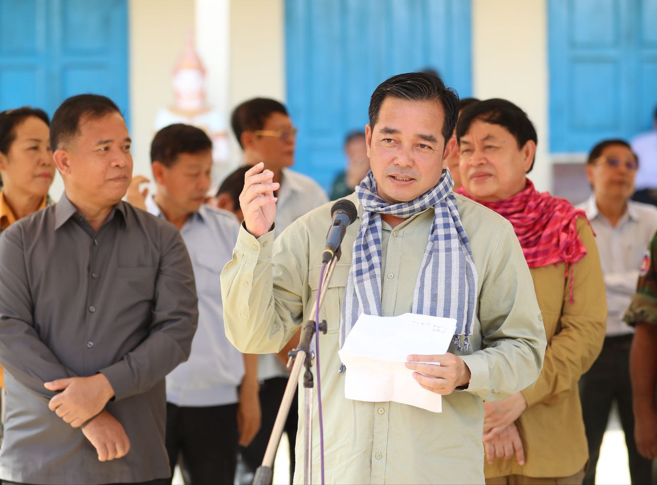 ប្រជាកសិកររងផលប៉ះពាល់ដោយទឹកជំនន់ជាង ១០០០គ្រួសារ នៅស្រុកកងមាស ទទួលបានពូជស្រូវ ពីសម្តេចតេជោ ហ៊ុន សែន