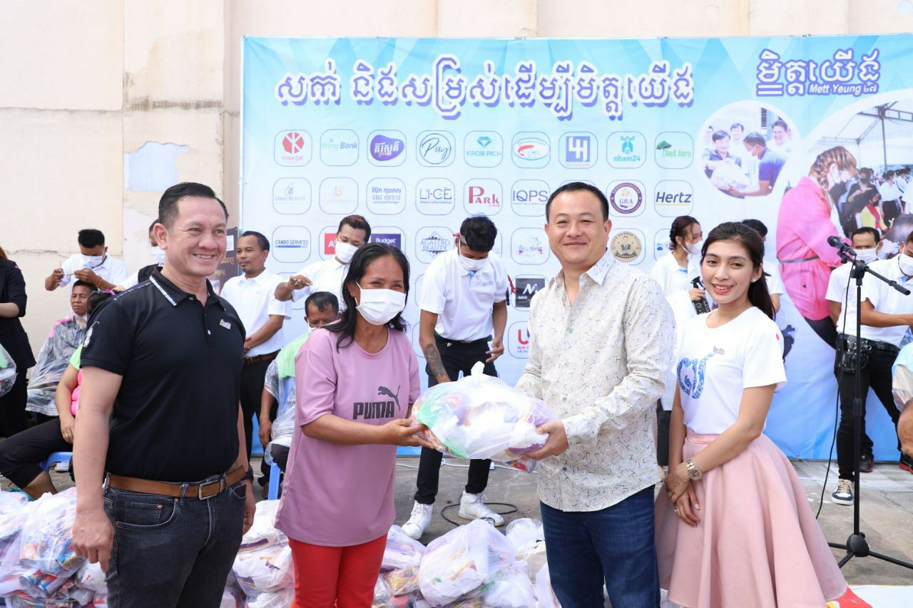 សមាគមមិត្តយើងបានផ្តល់សេវាកម្មកាត់សក់ ដល់អ្នកដែលមានជីវភាពខ្វះខាតដោយពុំគិតប្រាក់