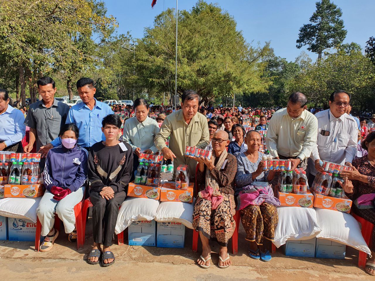 អាជ្ញាធរខេត្តសៀមរាប បានចែកស្បៀង ជូនដល់ប្រជាពលរដ្ឋរងគ្រោះទឹកជំនន់ចំនួនជាង ១ពាន់គ្រួសារ
