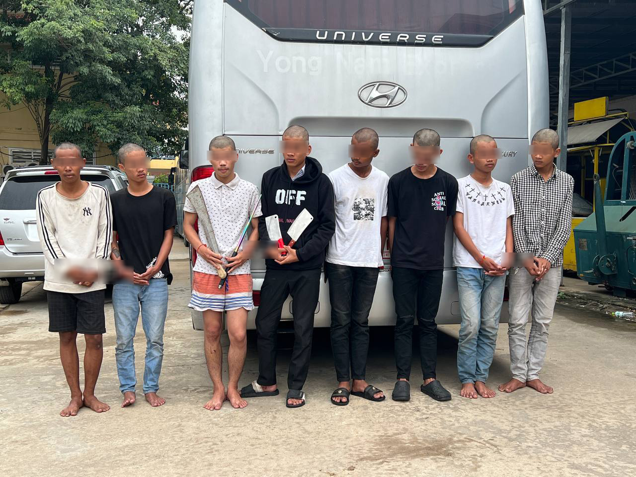 នគរបាលព្រហ្មទណ្ឌកំរិតស្រាល បង្ហាញមុខក្រុមក្មេងទំនើង ៨នាក់ បន្ទាប់ពីប្រើប្រាស់កាំបិត និងដាវកែច្នៃកាប់ជនរងគ្រោះ បណ្តាលឱ្យរបួសធ្ងន់ម្នាក់