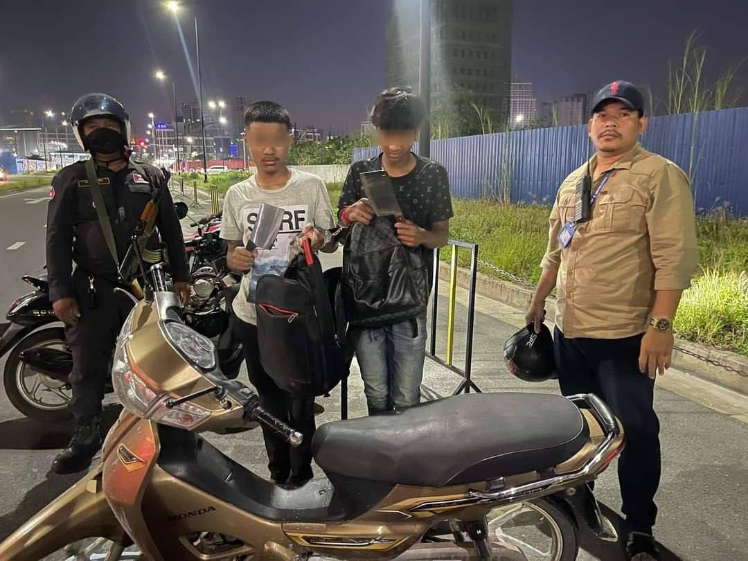 ក្រុមអ្នកលេងកាំបិតបុ័ងតោ ចំនួន  ០២នាក់  ត្រូវនគរបាលប៉ុស្ដិ៍ស្រះចក ឃាត់ខ្លួន ខណៈ បក្ខពួក ៧នាក់ ទៀត គេច ខ្លួន បាត់