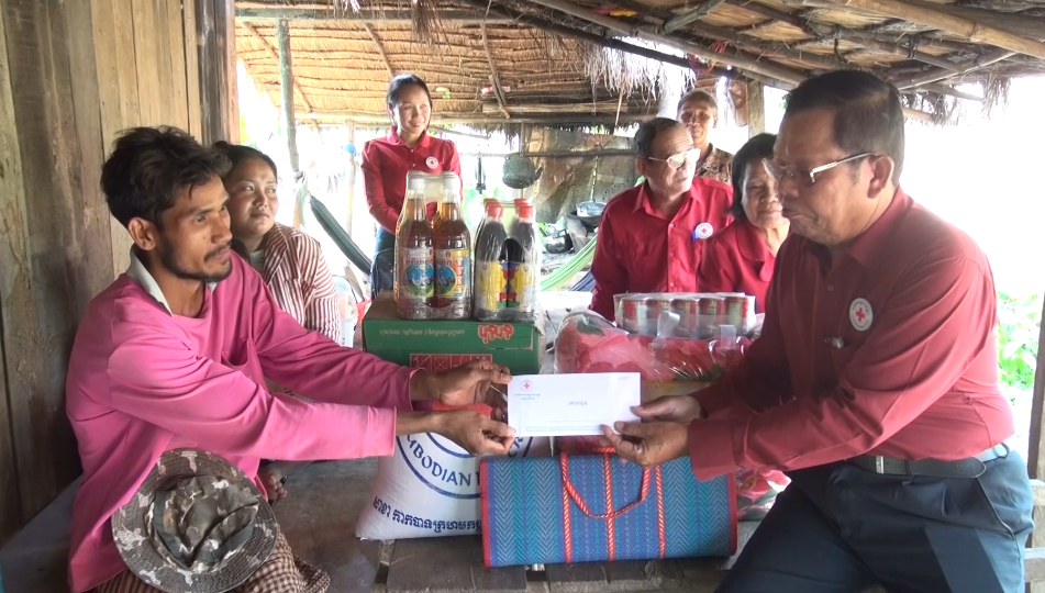 សាខាកាកបាទក្រហមកម្ពុជាខេត្តពោធិ៍សាត់ នាំយកអំណោយមនុស្សធម៌ជូនគ្រួសារពិកា ខ្វះខាត និងមានជំងឺប្រចាំកាយ នៅឃុំស្នាមព្រះស្រុកបាកាន