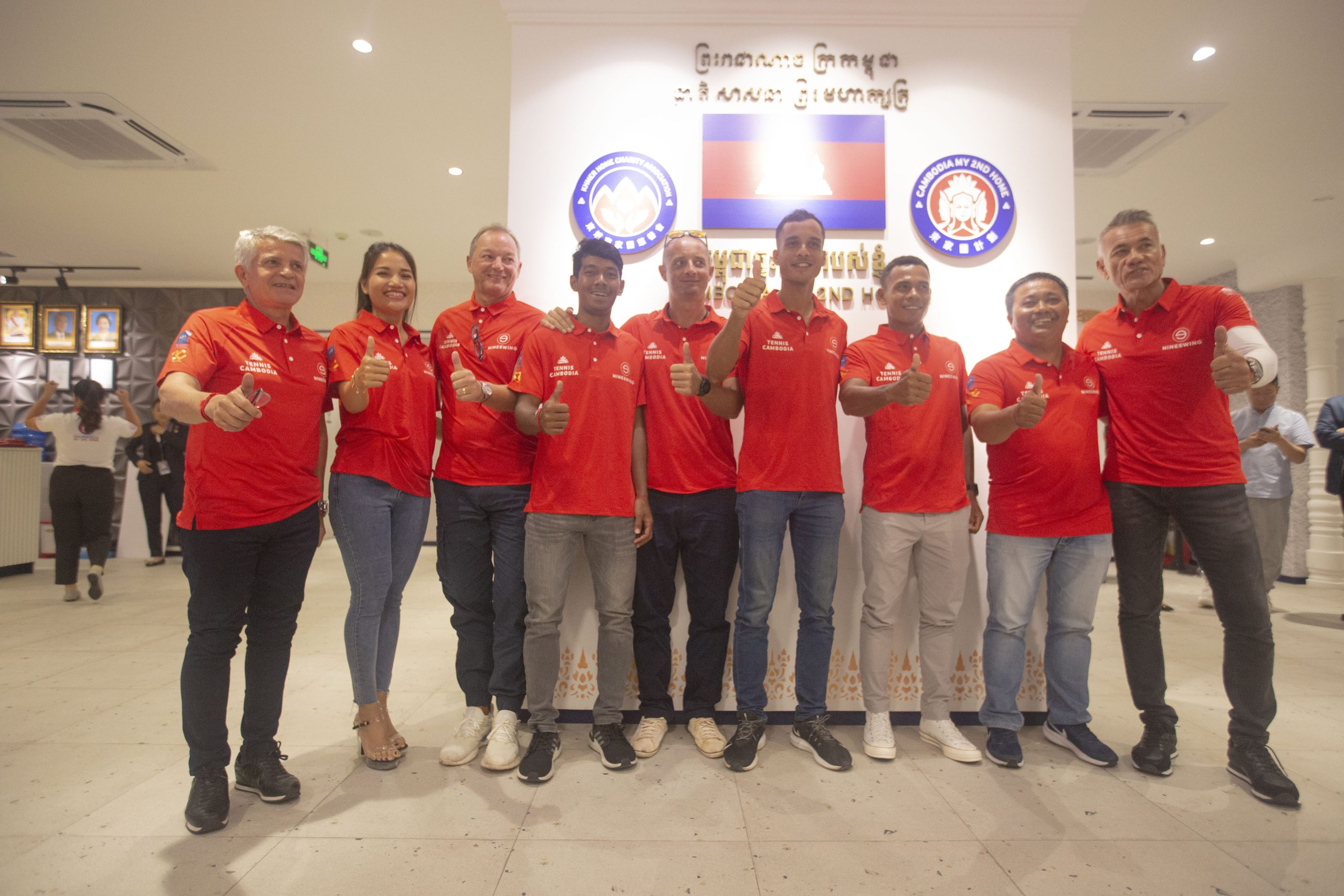ក្រុមហ៊ុន NINESWINGរបស់ចិន បន្តជួយសម្ភារៈនិងជួយថវិកាលើគម្រោងអភិវឌ្ឍមួយចំនួនដល់សហព័ន្ធកីឡាវាយកូនបាល់