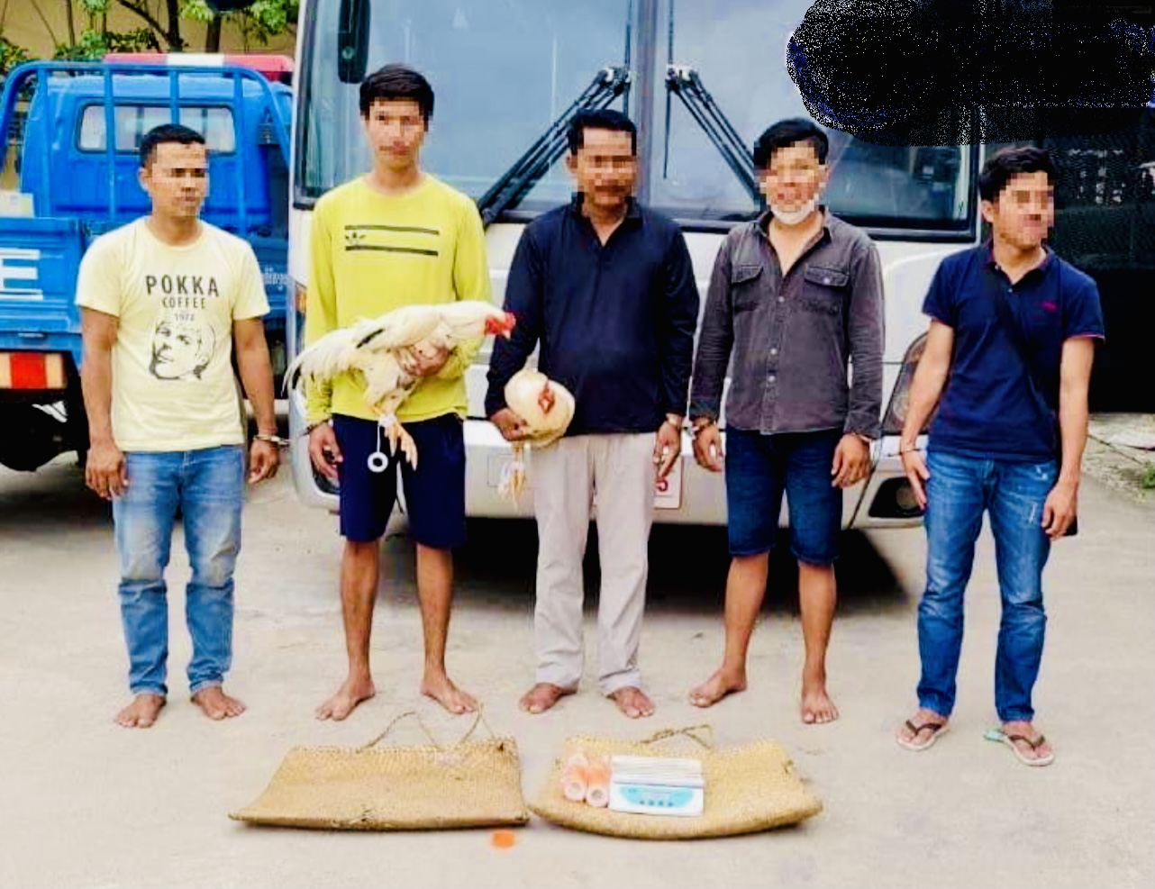 សមត្ថកិច្ចជំនាញ ចុះបង្ក្រាបទីតាំងមួយកន្លែង បើកលេងល្បែងស៊ីសងដោយខុសច្បាប់ (ចាក់ភ្នាល់មាន់ជល់) ឃាត់ខ្លួនមុនស្ស ៥នាក់