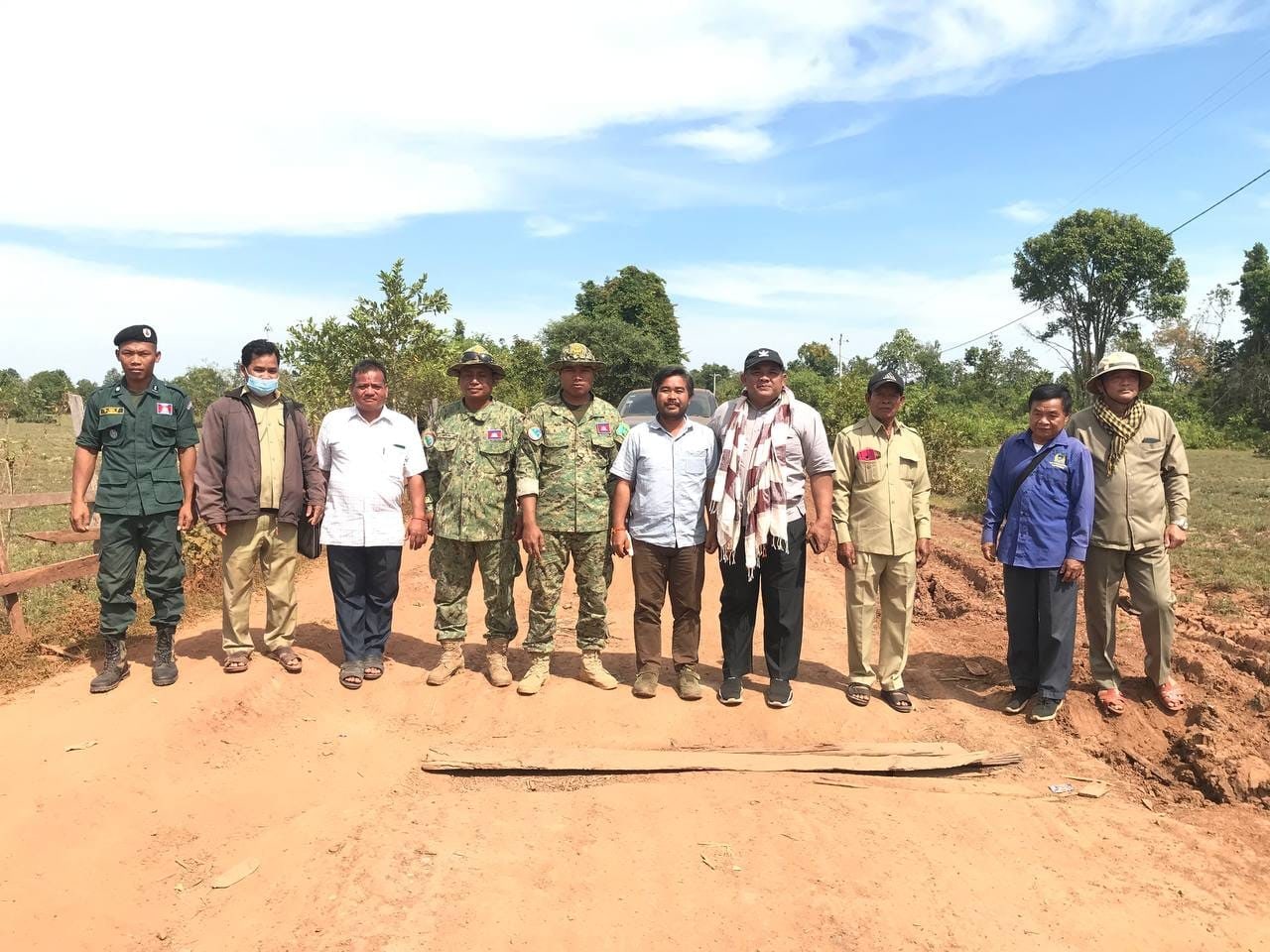 ថ្នាក់ដឹកនាំខេត្តព្រះវិហារ ចុះពិនិត្យតាមដានការងារនៅក្នុងមូលដ្ឋាន និងពិនិត្យផ្លូវលំគ្រួសក្រហមជាច្រើនខ្សែ ដើម្បីផ្តល់សេវាកាតព្វកិច្ច និងសេវាតម្រូវការ ជូនប្រជាពលរដ្ឋនៅក្នុងតំបន់