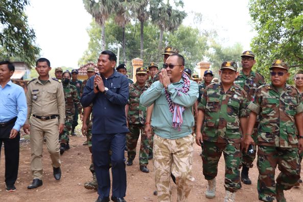 មេបញ្ជាការតំបន់ប្រតិបត្តិការសឹករងព្រះវិហារ នាំយកអំណោយរបស់ មេបញ្ជាការកងទ័ពជើងគោក ចែកជូនអតីតយុទ្ធជន និងប្រជាពលរដ្ឋក្រីក្រ ៥០គ្រួសារ នៅស្រុកសង្គមថ្មី